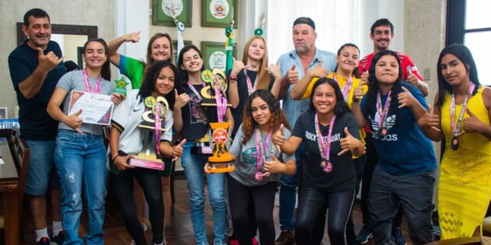 Atletas tibagianas do futsal sub-15 e sub-17 trouxeram na bagagem mais troféus e medalhas