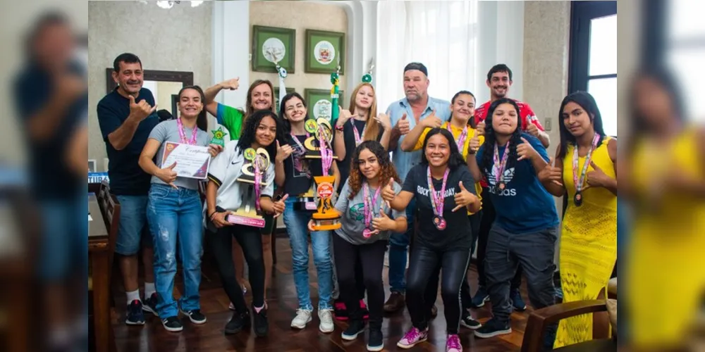 Atletas tibagianas do futsal sub-15 e sub-17 trouxeram na bagagem mais troféus e medalhas