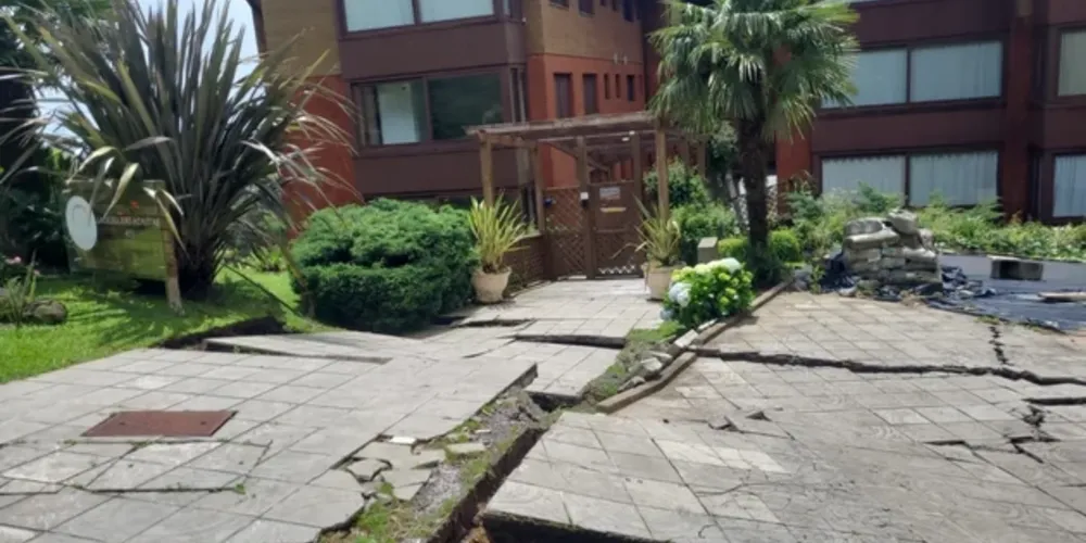 Rachaduras interditam casas e bairros inteiros em Gramado (RS)