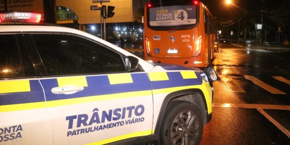 Equipes do Departamento de Trânsito foram ao local juntamente com socorristas do Corpo de Bombeiros