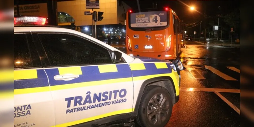 Equipes do Departamento de Trânsito foram ao local juntamente com socorristas do Corpo de Bombeiros