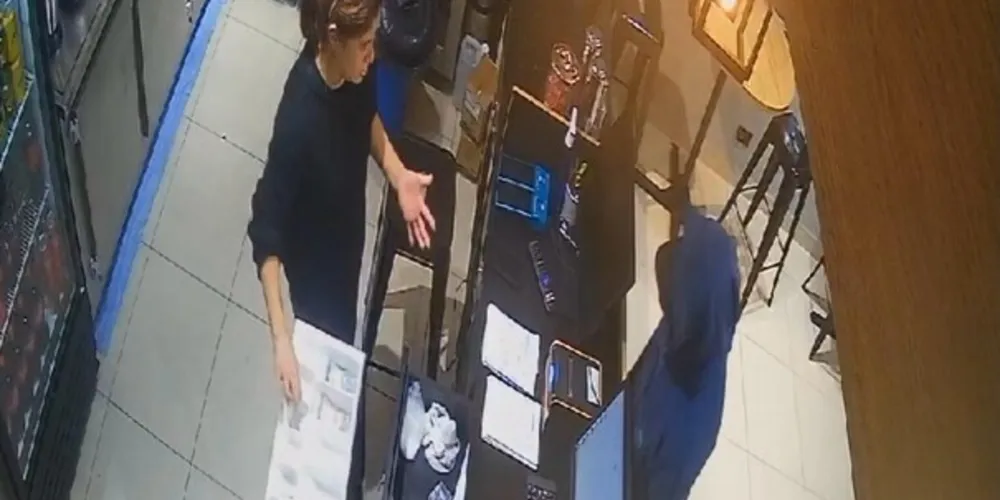 Homem pede dinheiro que está no Caixa