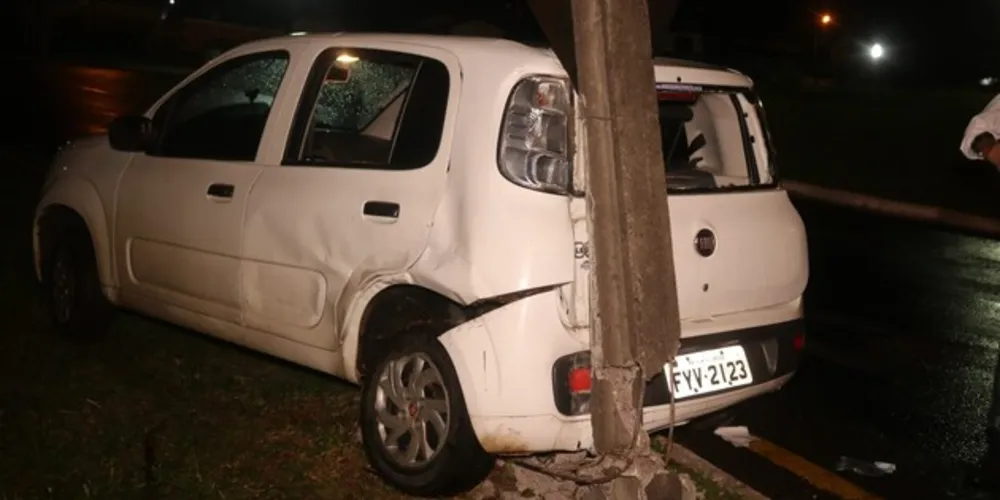 Acidente aconteceu no bairro de Oficinas, nesta segunda-feira
