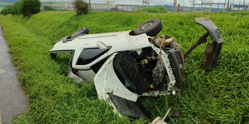 Veículo ficou capotado no canteiro central