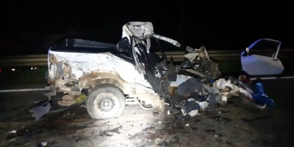 Pickup ficou completamente destruída
