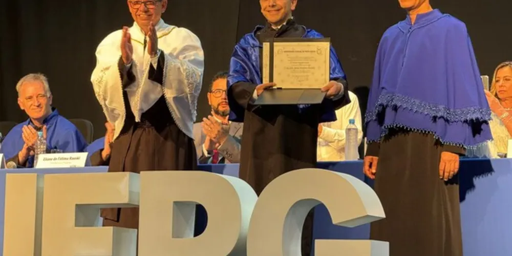 Aliel recebeu o certificado das mãos do reitor da UEPG