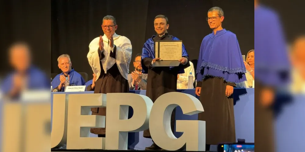 Aliel recebeu o certificado das mãos do reitor da UEPG