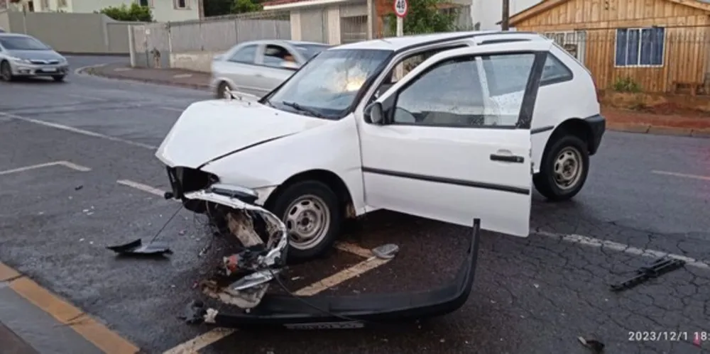 Veículo teve a frente totalmente destruída