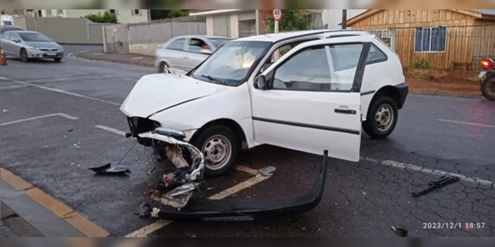 Veículo teve a frente totalmente destruída