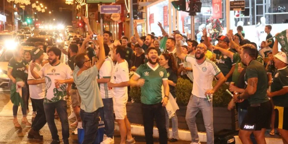 Torcida alviverde celebrou logo após o apito final em Minas Gerais