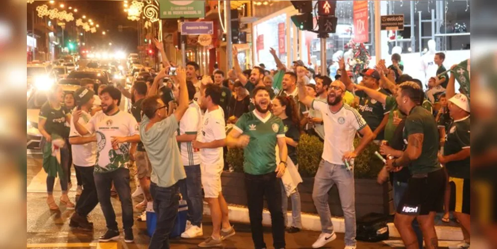 Torcida alviverde celebrou logo após o apito final em Minas Gerais