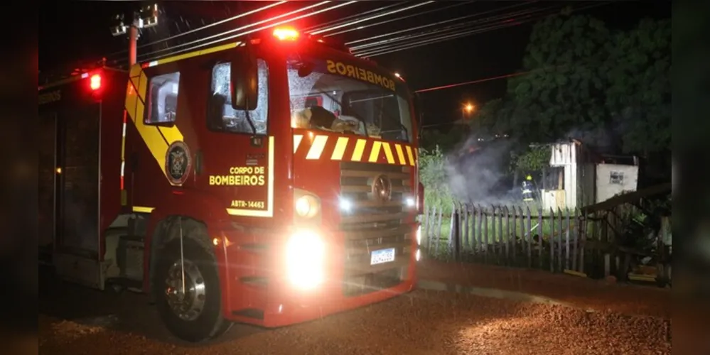 Equipe foi acionada para conter as chamas no local