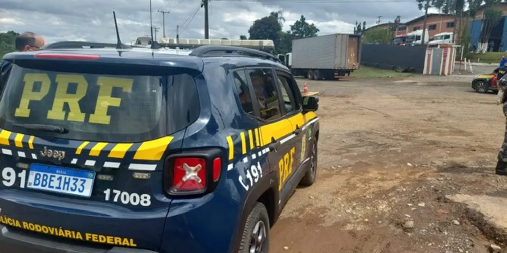 Equipe parou o caminhão e inciou as diligências.