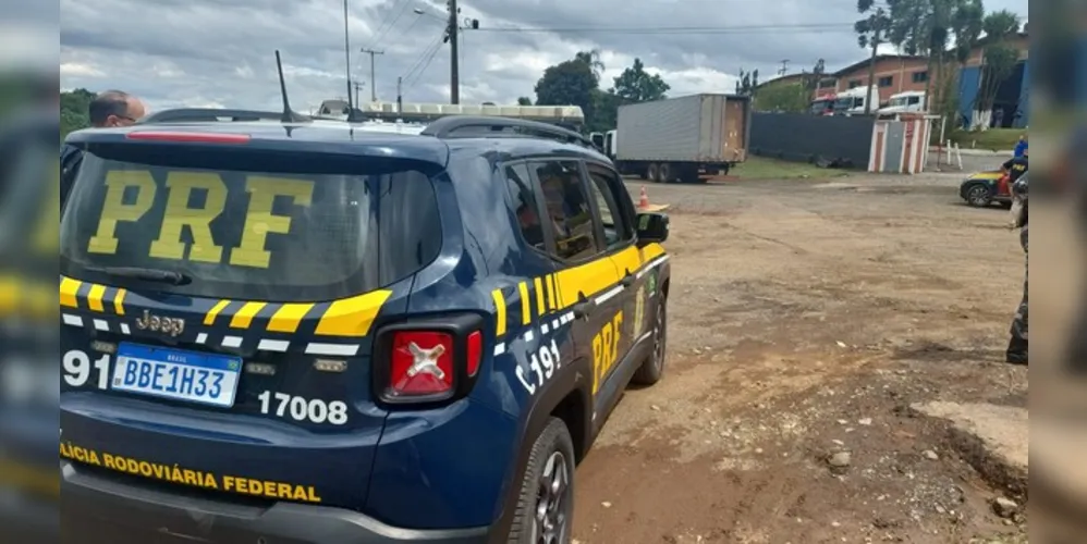 Equipe parou o caminhão e inciou as diligências.