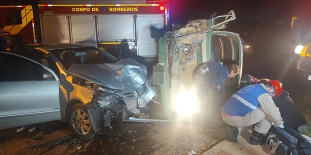 Por conta do impacto, a Kombi chegou a ficar tombada na pista