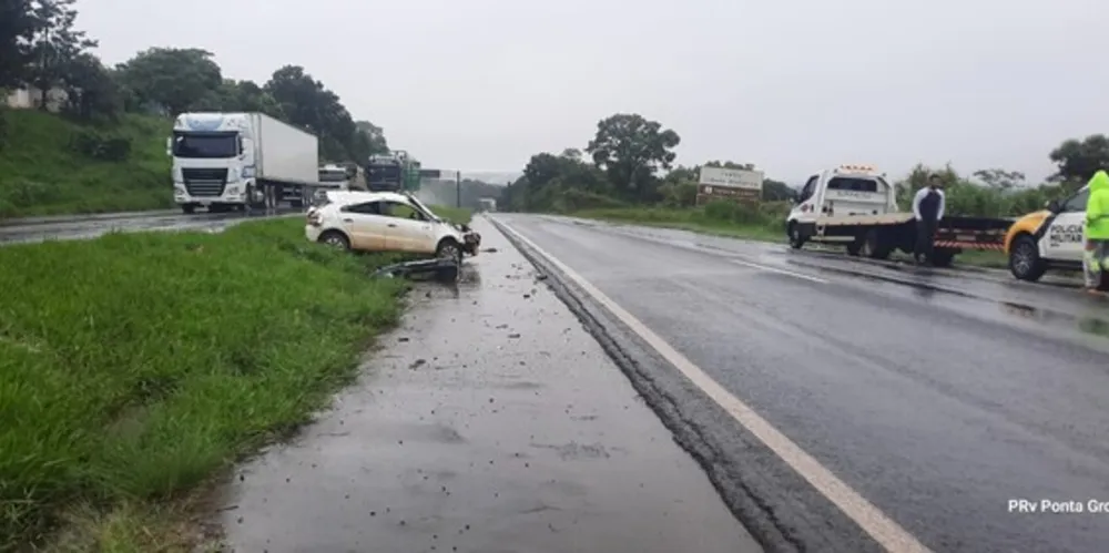Em um dos acidentes, um Volkswagen Gol (foto) capotou e ficou parado no canteiro central