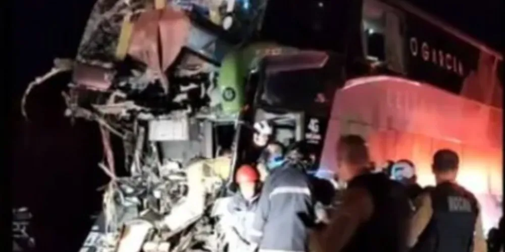 Segundo informações obtidas no local, o ônibus bateu na traseira do caminhão