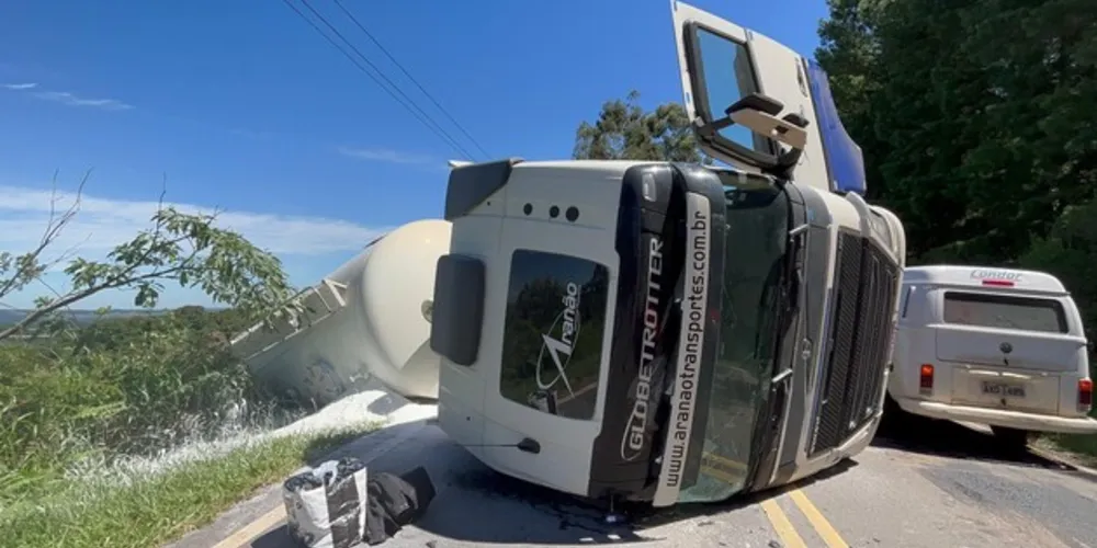 Caminhoneiro relatou que seguia de Castro para Irami (SC) e teria perdido o controle do veículo ao realizar uma curva