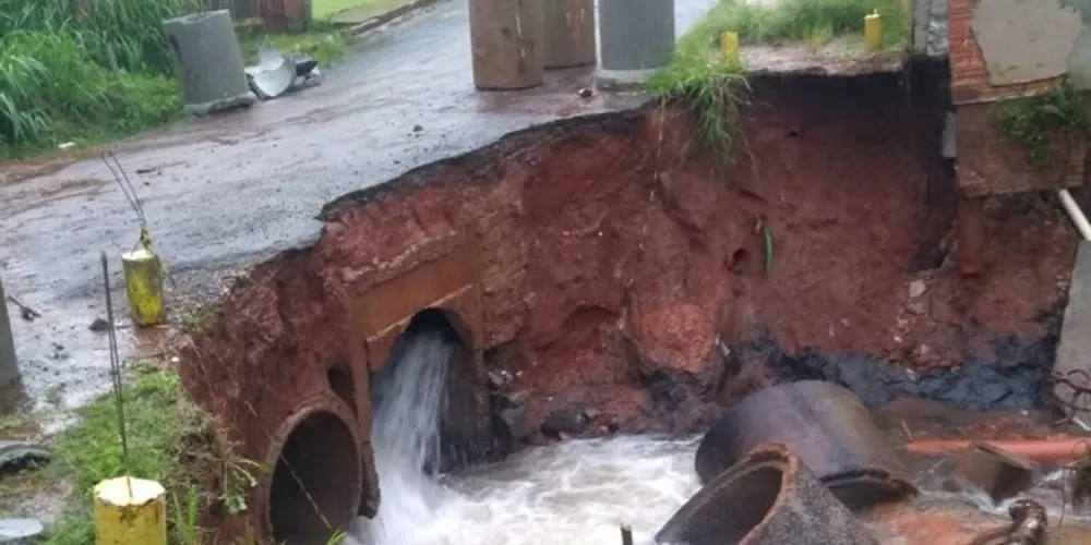 Via e residências foram danificadas