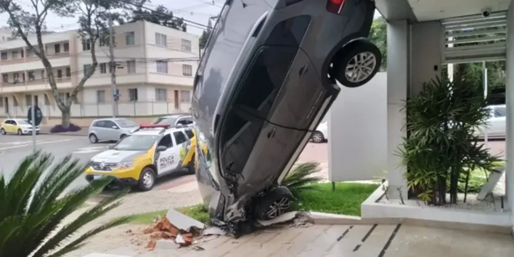 Segundo testemunhas, o motorista do automóvel (foto) estava com sinais de embriaguez