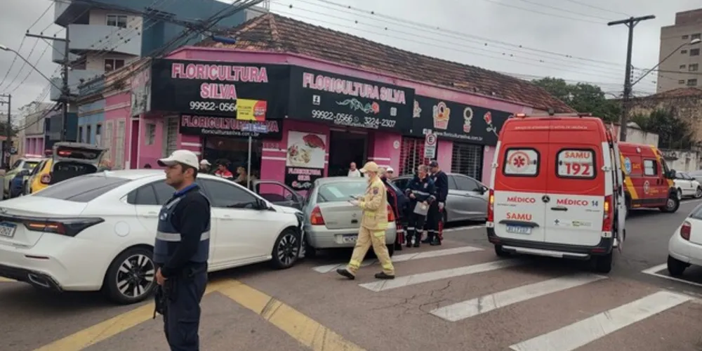 Um acidente de trânsito na manhã deste sábado (14) envolveu dois veículos no Centro de Ponta Grossa