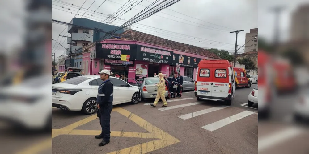 Um acidente de trânsito na manhã deste sábado (14) envolveu dois veículos no Centro de Ponta Grossa