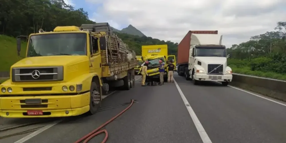 Equipes do Corpo de Bombeiros foram acionadas para atender os feridos