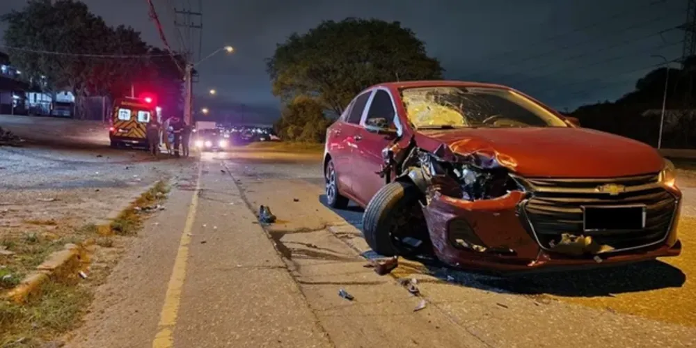 Acidente aconteceu na noite desta sexta-feira (29), na Avenida Juscelino Kubitscheck de Oliveira, na Cidade Industrial de Curitiba (CIC)