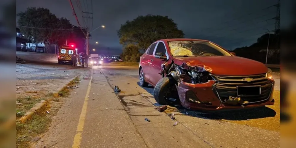 Acidente aconteceu na noite desta sexta-feira (29), na Avenida Juscelino Kubitscheck de Oliveira, na Cidade Industrial de Curitiba (CIC)