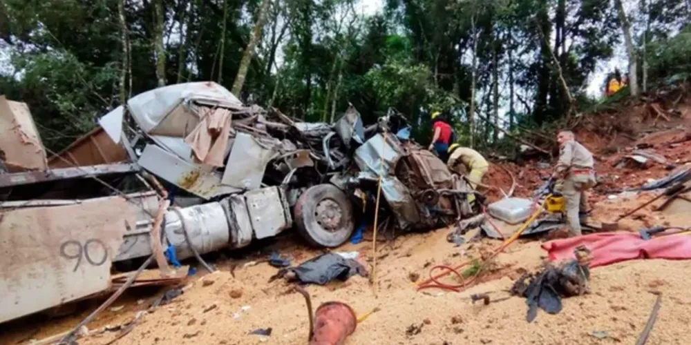 A carreta, carregada com soja, teve problemas mecânicos durante a descida da serra