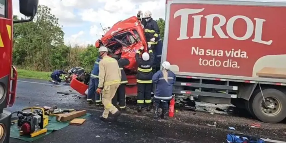 A vítima ficou presa entre as ferragens e precisou ser retirada com apoio do Corpo de Bombeiros de Maringá