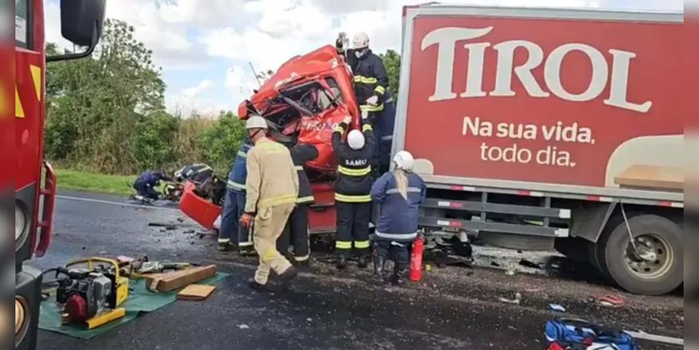 A vítima ficou presa entre as ferragens e precisou ser retirada com apoio do Corpo de Bombeiros de Maringá