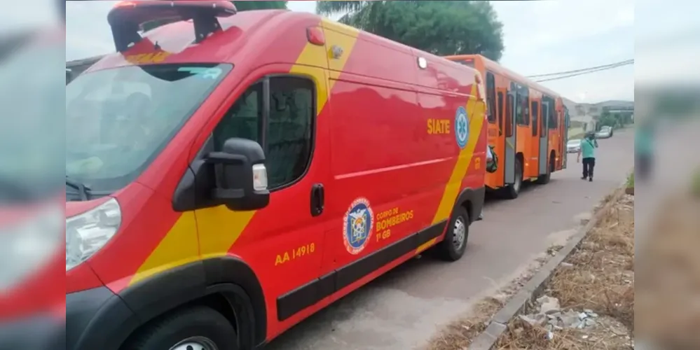 O idoso empurrava o carrinho quando foi atingido pelo ônibus