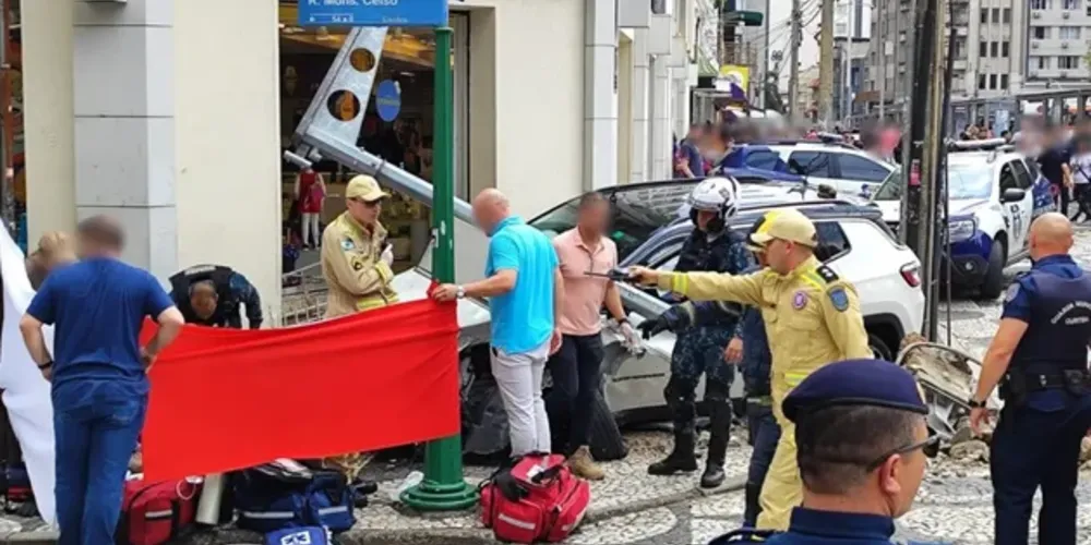Carro dirigido pela motorista invadiu a calçada