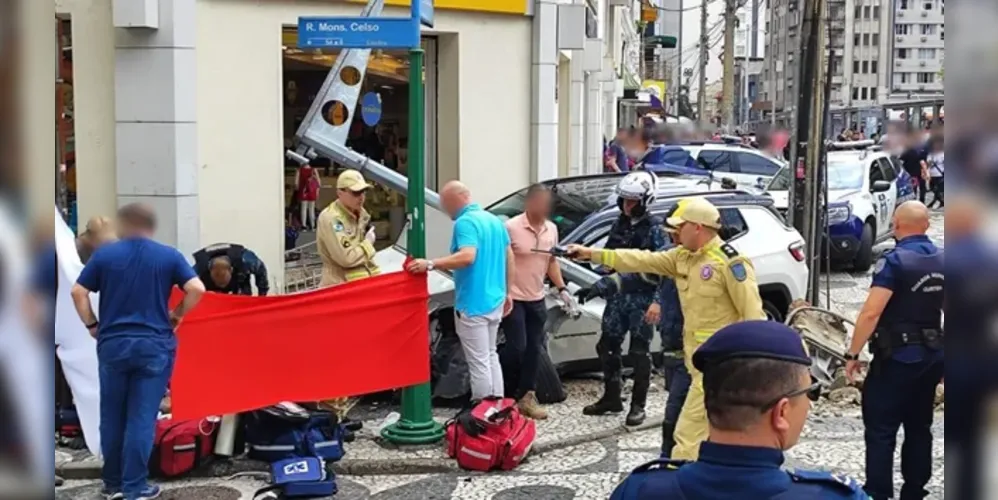 Carro dirigido pela motorista invadiu a calçada