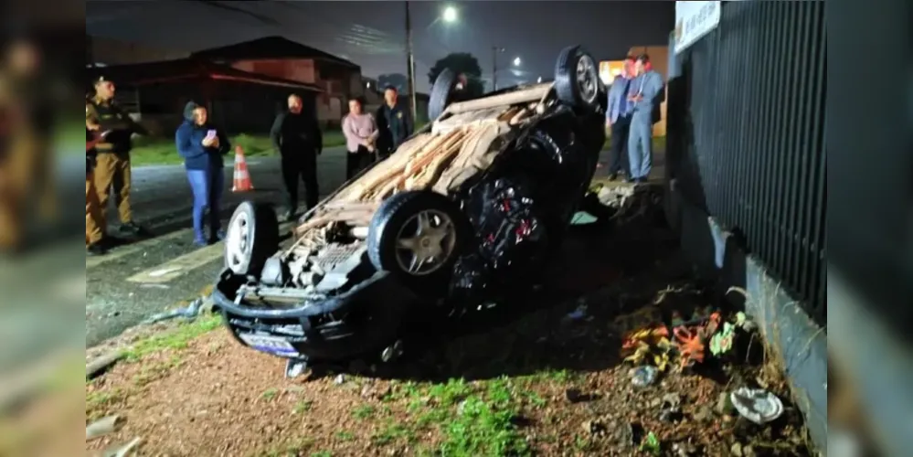 No carro havia um casal de idosos, que tinha saído da igreja, que fica na mesma rua