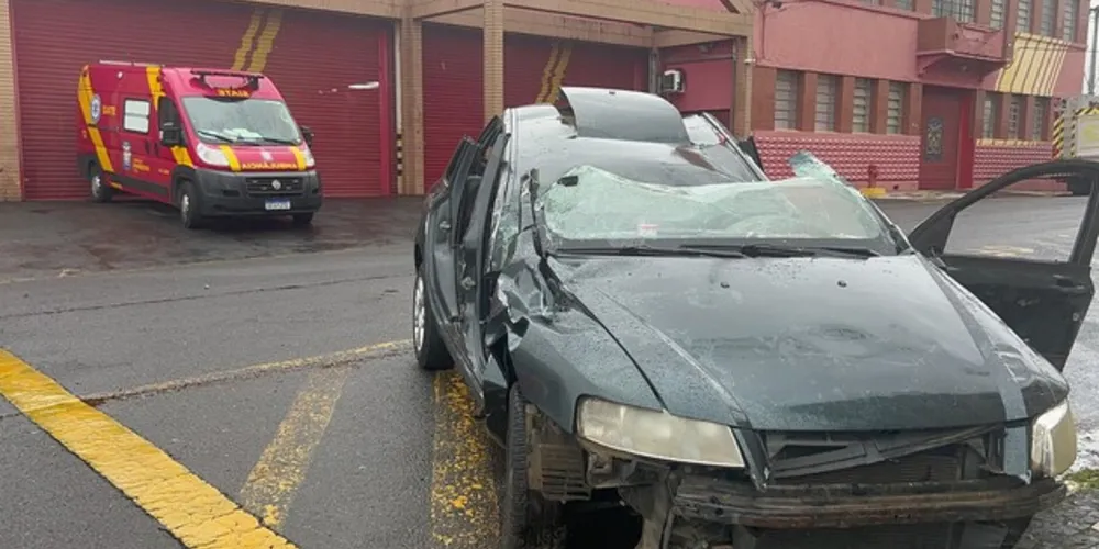 O Corpo de Bombeiros realizou um treinamento de salvamento envolvendo uma situação de capotamento de veículo com vítima presa às ferragens