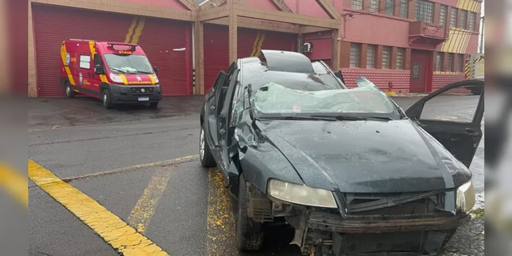 O Corpo de Bombeiros realizou um treinamento de salvamento envolvendo uma situação de capotamento de veículo com vítima presa às ferragens