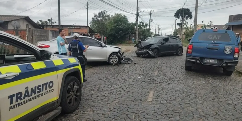 Acidente de trânsito envolve três veículos