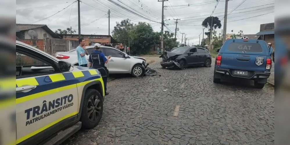 Acidente de trânsito envolve três veículos