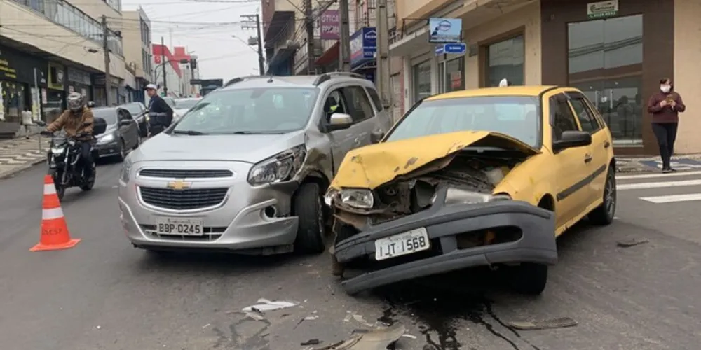 A colisão, por volta das 08h30, aconteceu no cruzamento da rua Balduíno Taques com a Dr Colares