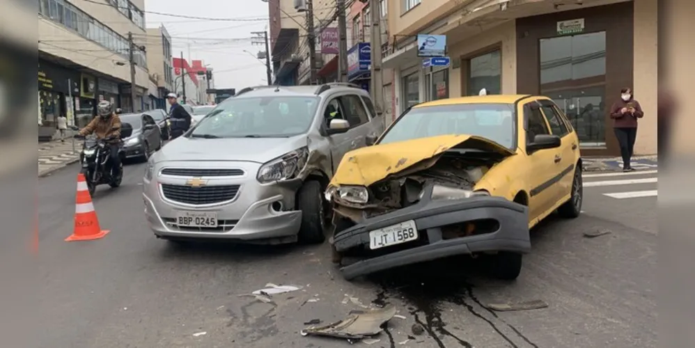 A colisão, por volta das 08h30, aconteceu no cruzamento da rua Balduíno Taques com a Dr Colares