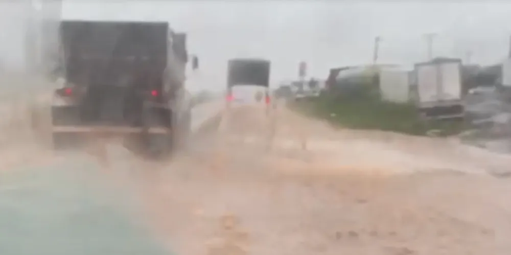 Imagem ilustrativa da imagem Imagens registram alagamento em rodovia em PG; veja vídeo