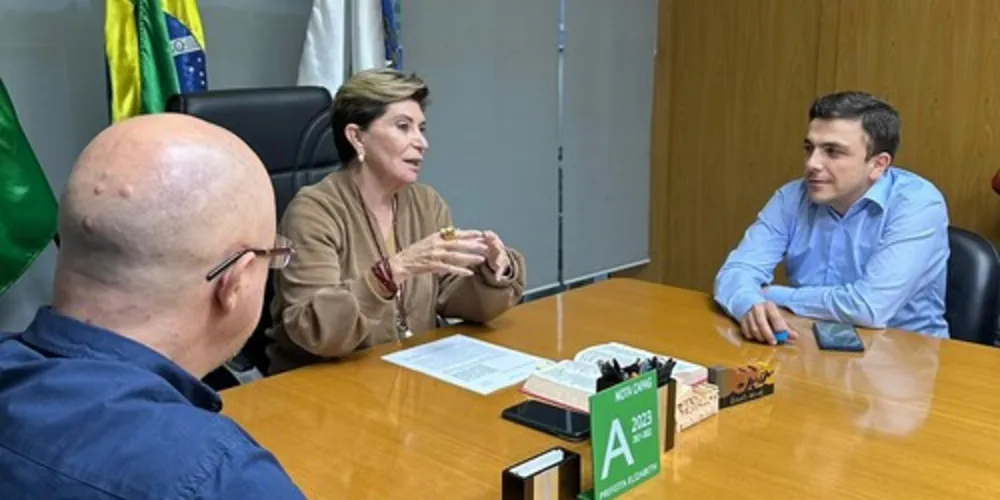 A assinatura do convênio foi feito na prefeitura e contou com a presença da prefeita Elizabeth Schimidt (PSD), dos vereadores Ede Pimentel (PDT), Professor Careca (PSB), Dr Erick (PSDB), e de secretários municipais