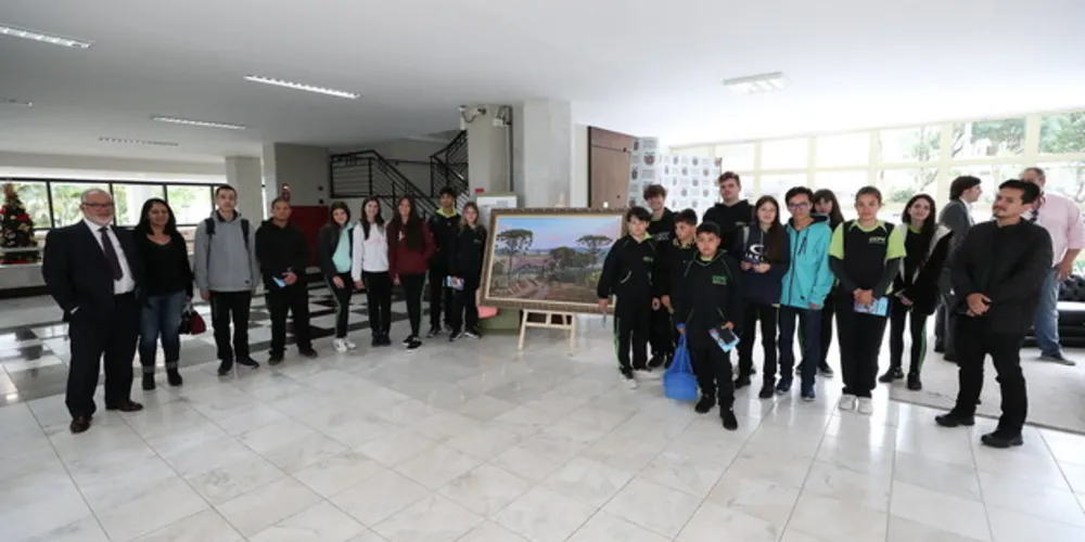 Os alunos conheceram a Casa do Legislativo paranaense e puderam tirar suas dúvidas sobre o dia a dia dos deputados estaduais