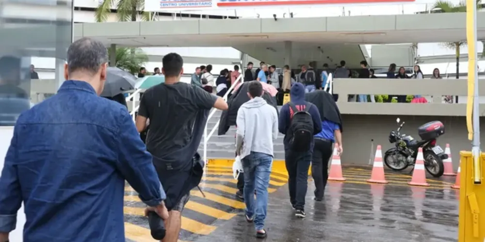 Realizam a prova estudantes do primeiro e último ano das graduações