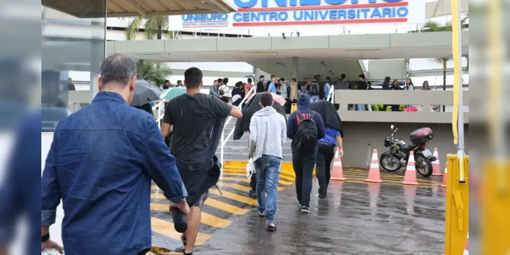 Realizam a prova estudantes do primeiro e último ano das graduações