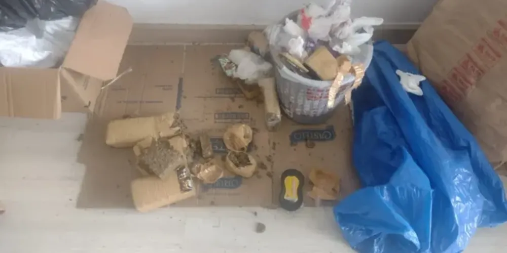 Material encontrado no apartamento, que seria usado por traficantes para uma central de distribuição de drogas