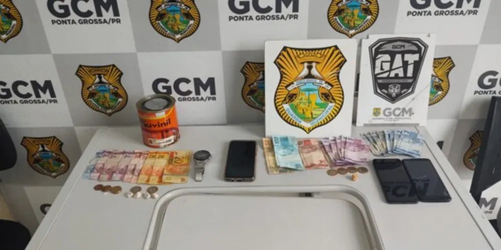 Os suspeitos estariam em posse de entorpecentes e celulares de procedência duvidosa
