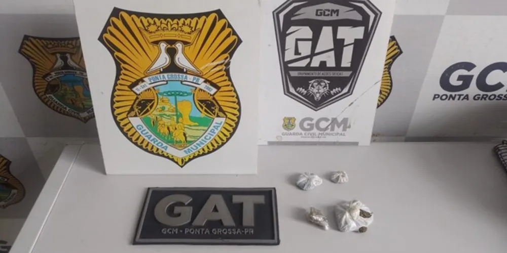 Em posse do grupo foram encontradas 18,5 gramas de substância análoga a maconha.